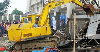 নারায়ণগঞ্জে রেলওয়ের জমিতে উচ্ছেদ অভিযান